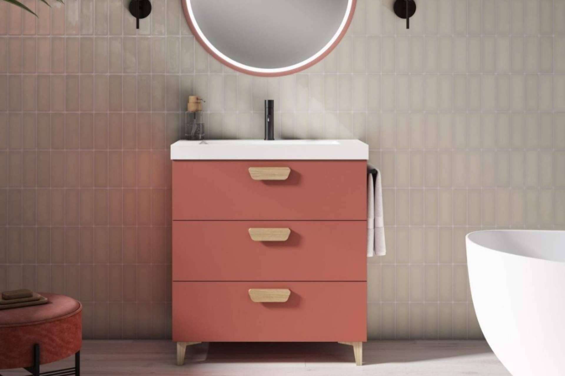 Convertir un baño en un santuario de organización; la magia de los muebles al suelo