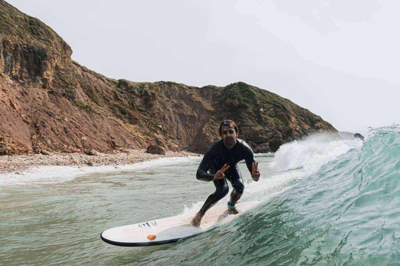 La marca española Fly cierra una ronda de 185.000€ para liderar el surf de aprendizaje en Europa