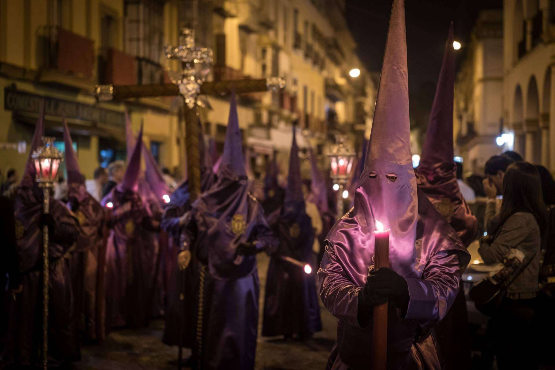 Los adornos que todo cofrade necesita para una Semana Santa impecable