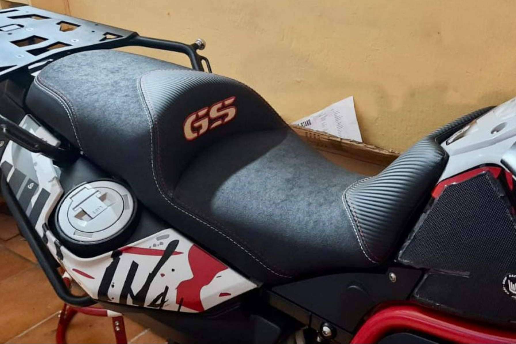 JM-FUNDAS apuesta por el diseño personalizado como valor diferencial al tapizar asiento de moto