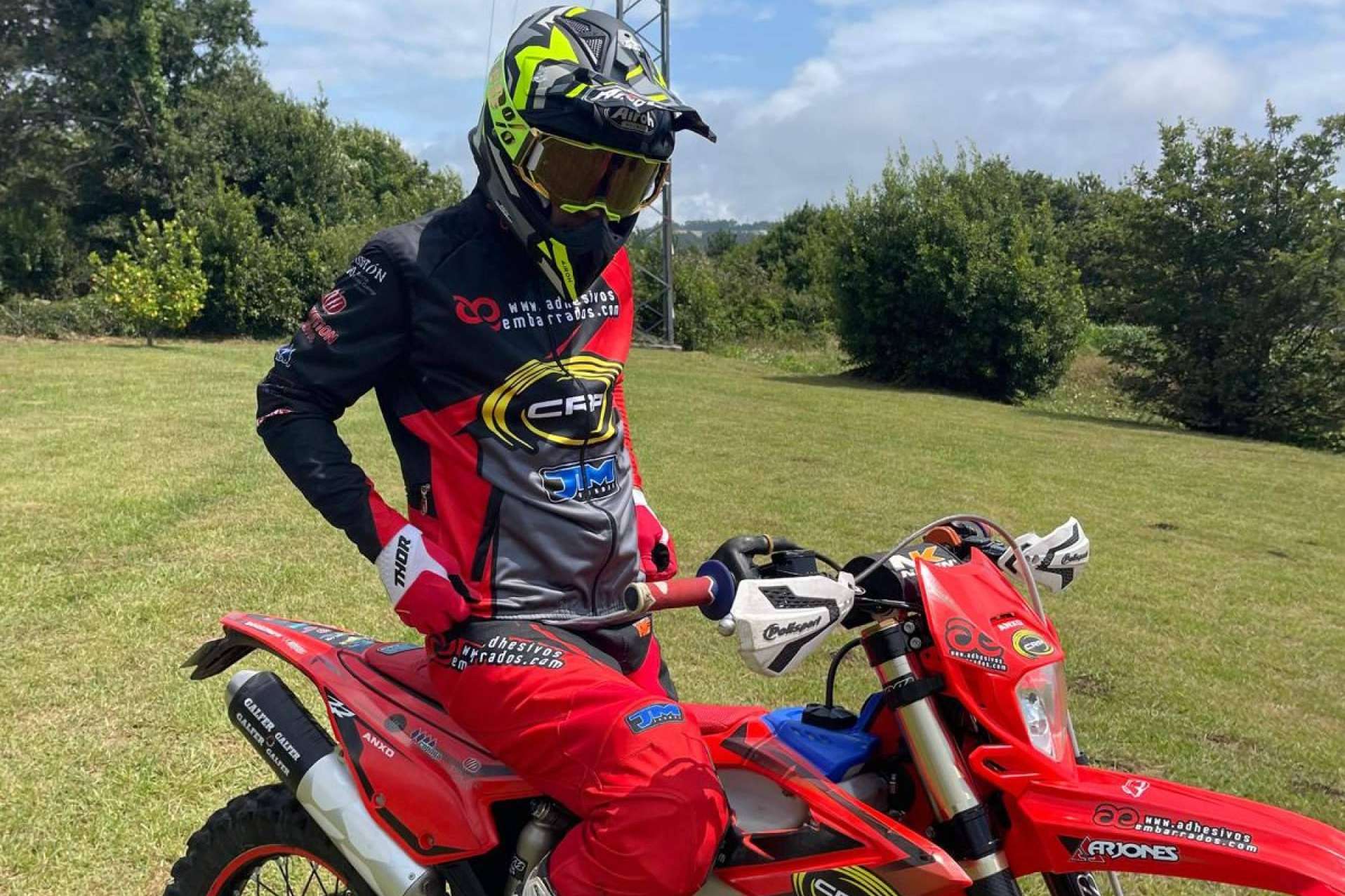 ADHESIVOSEMBARRADOS transforma la equipación de motocross en una herramienta de expresión visual
