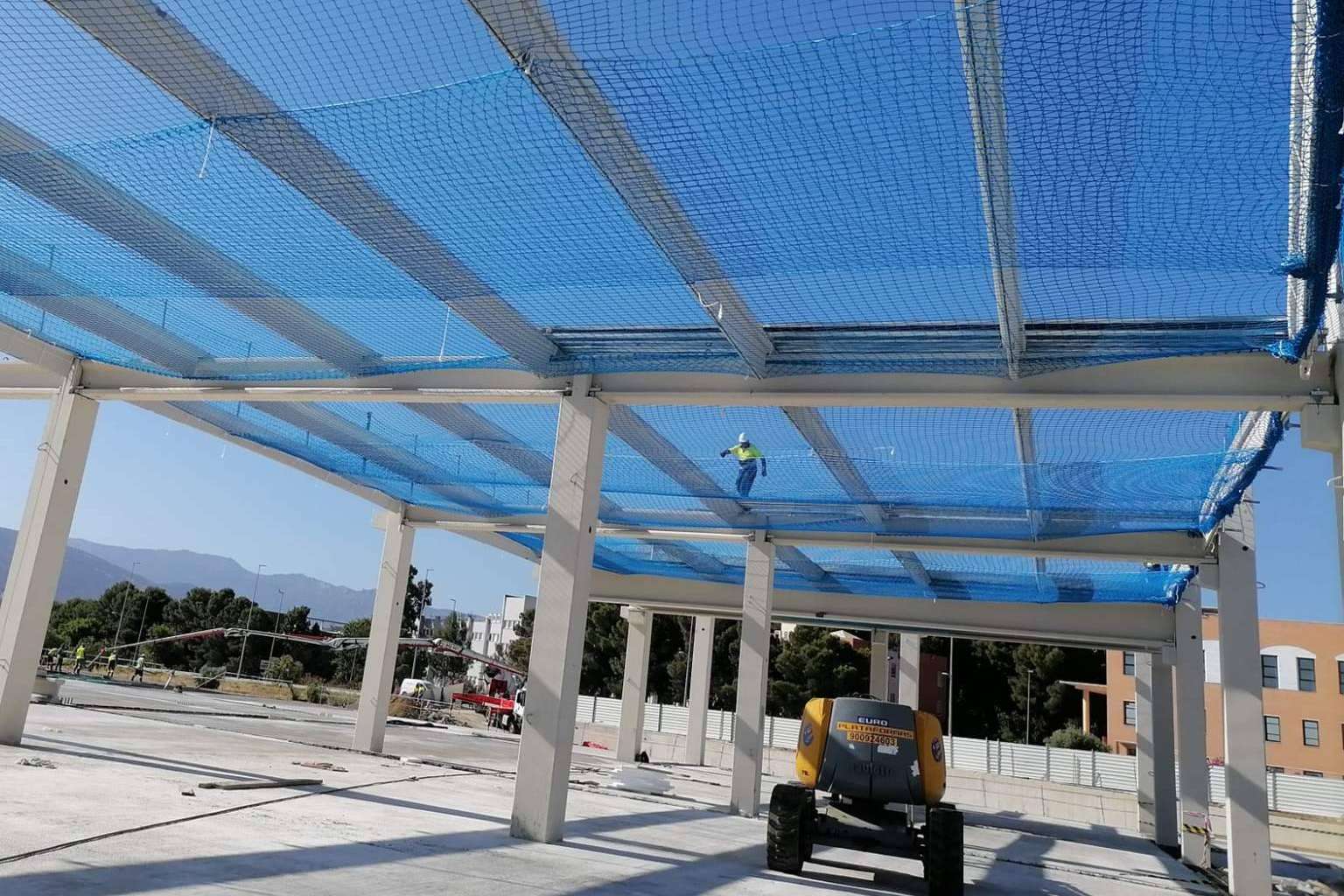 Redes y Protección instala redes de seguridad en obra cumpliendo normas clave de prevención