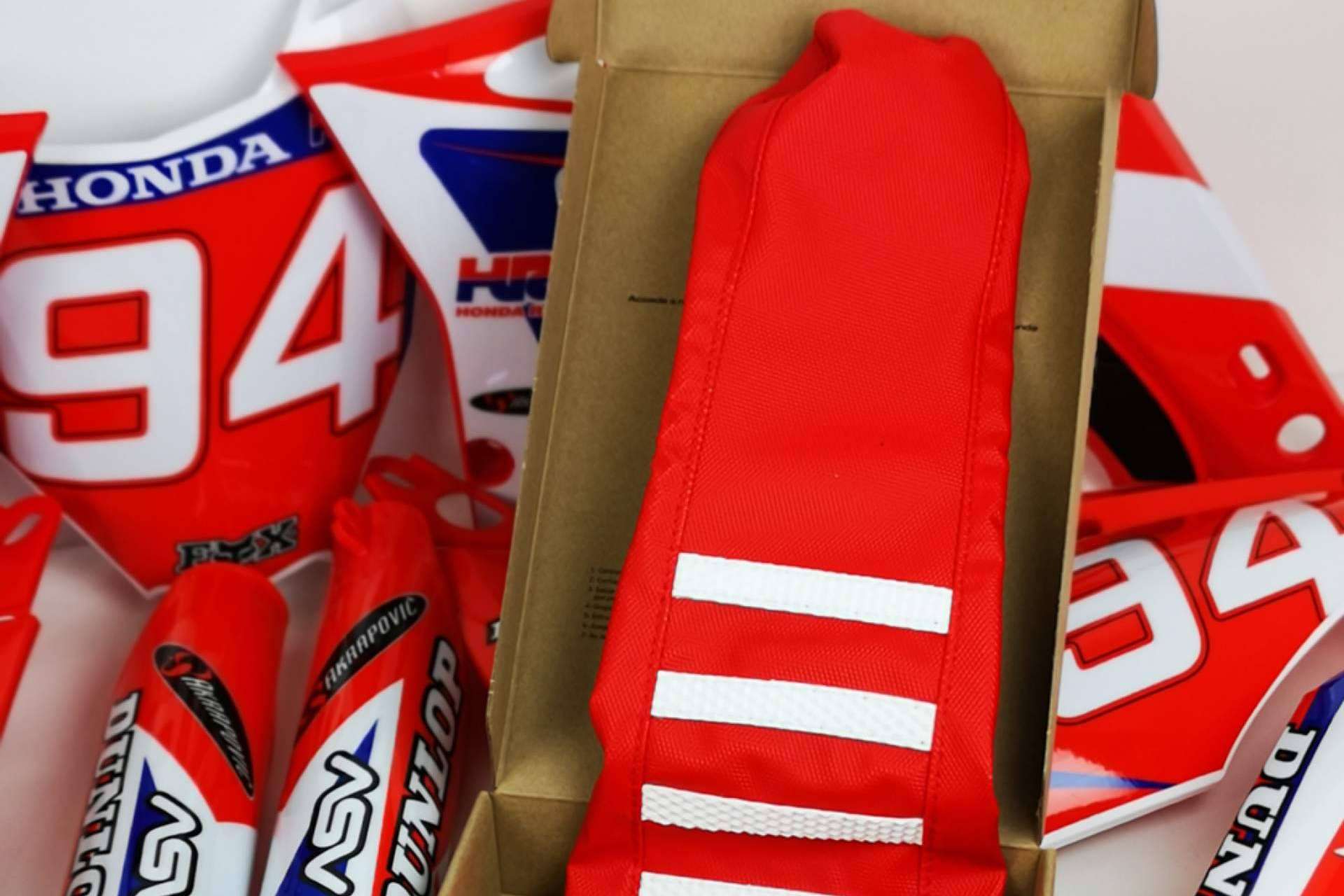 Motos de cross con identidad propia gracias a los plásticos y adhesivos de ADHESIVOSEMBARRADOS