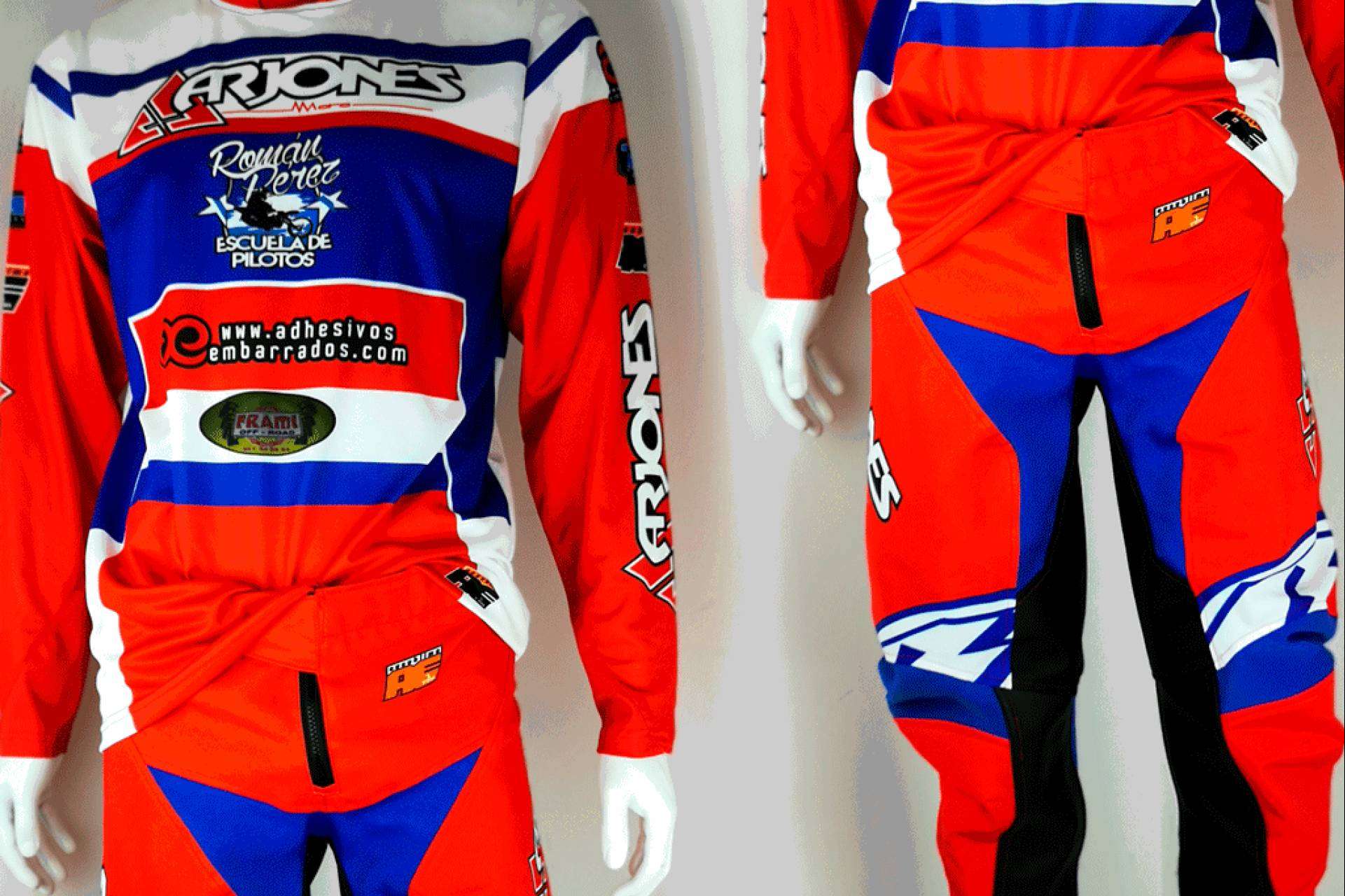 ADHESIVOSEMBARRADOS refuerza su identidad visual con ropa de motocross personalizada