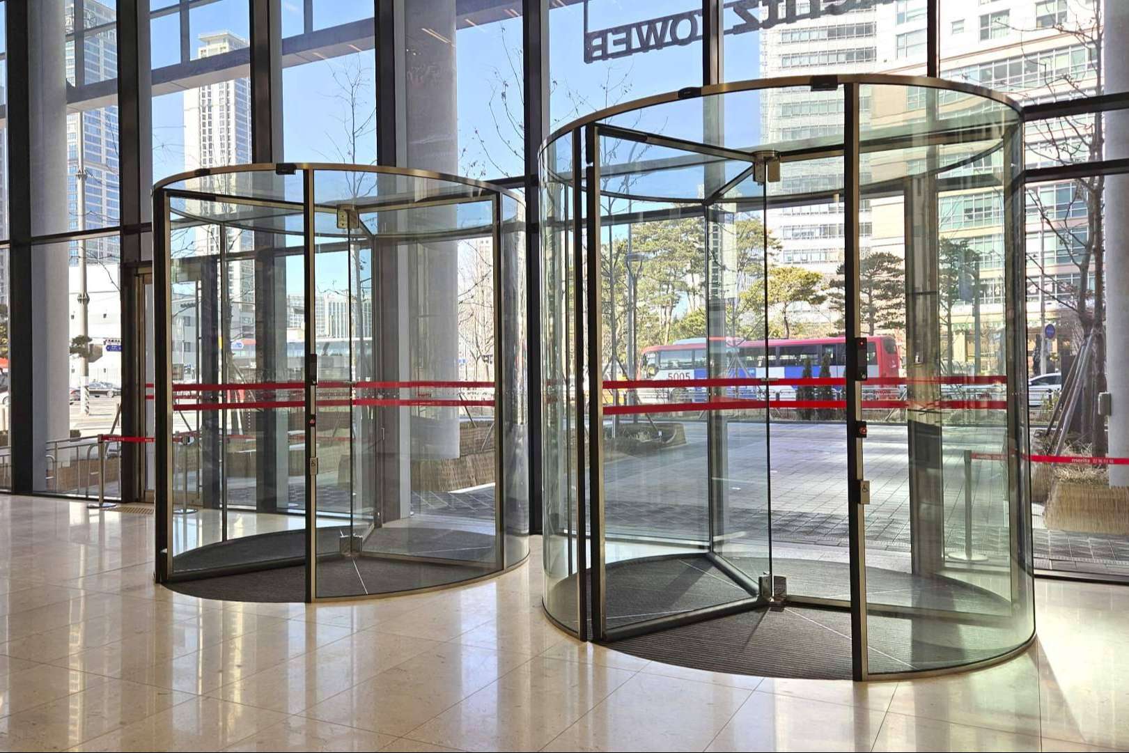 ASSA ABLOY refuerza la eficiencia y seguridad con su nueva gama de puertas giratorias automáticas