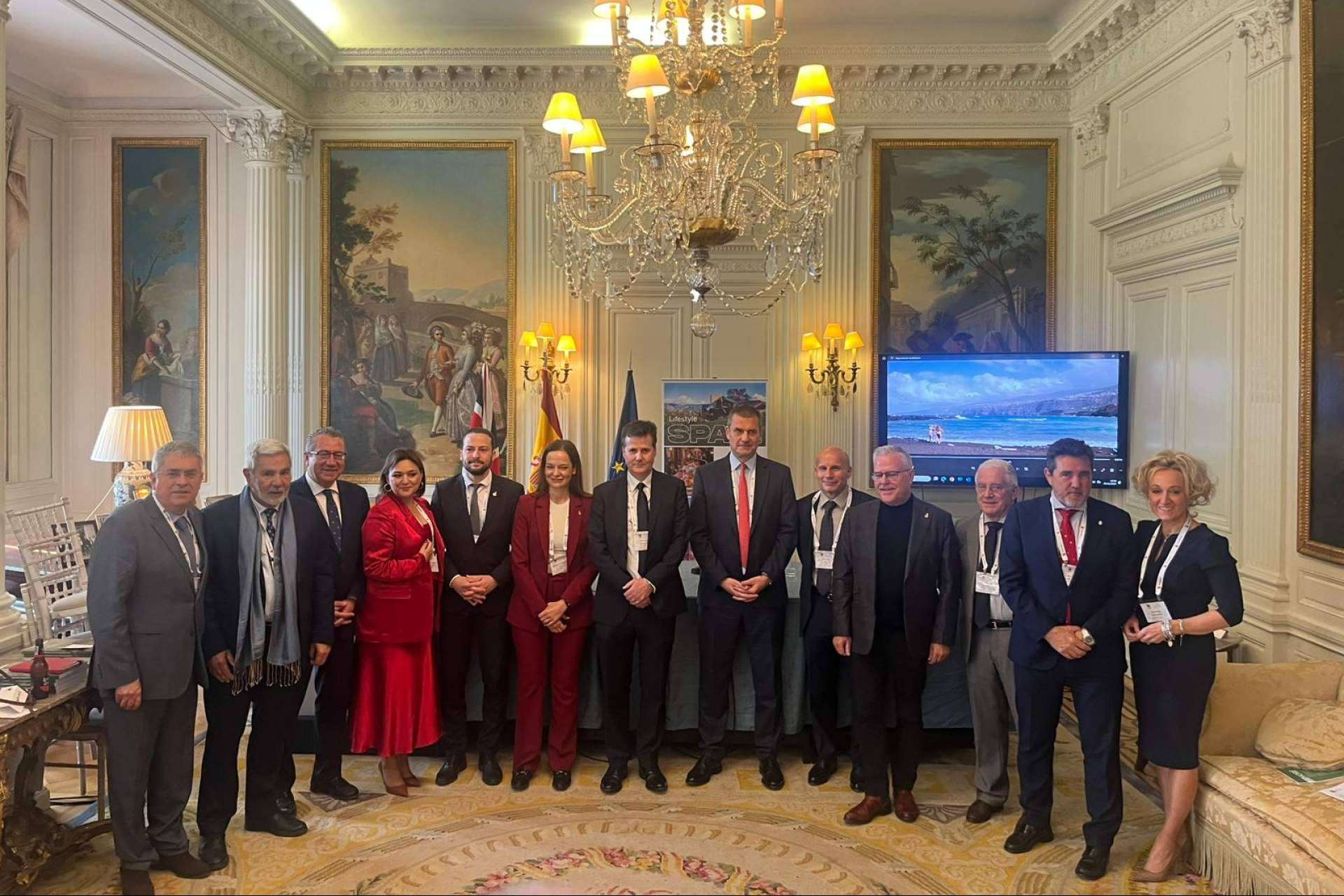 Los municipios turísticos se reúnen en Londres con los líderes del turismo británico para fortalecer la colaboración bilateral