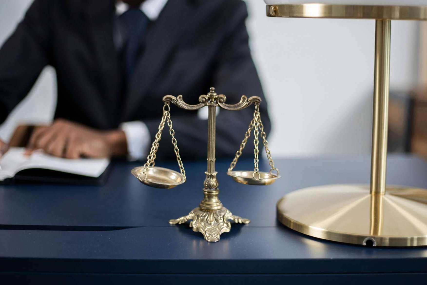 Amagna Legal ofrece servicios jurídicos en áreas como derecho laboral, bancario y extranjería