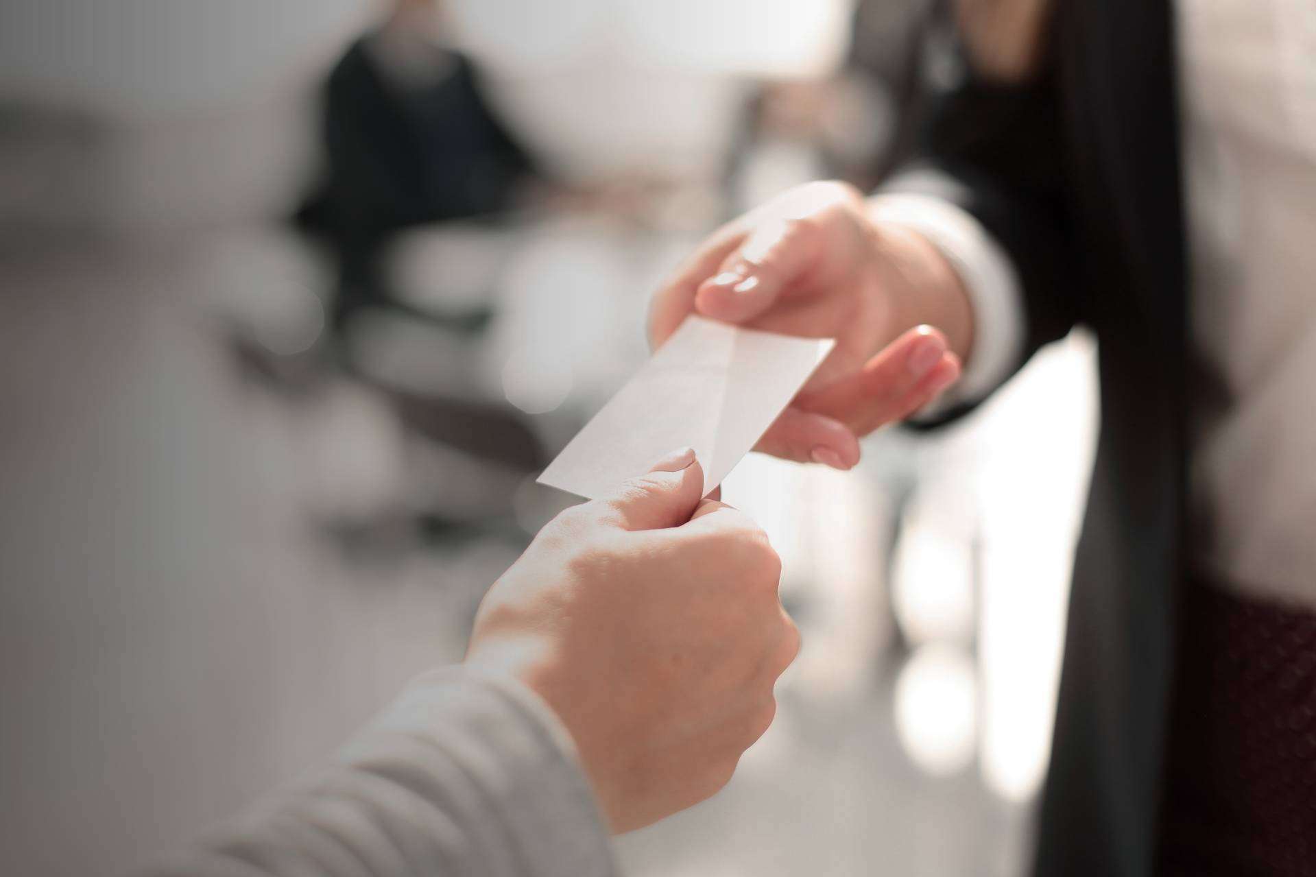 Lo que la tarjeta de visita de papel no puede hacer (y Knowee sí)