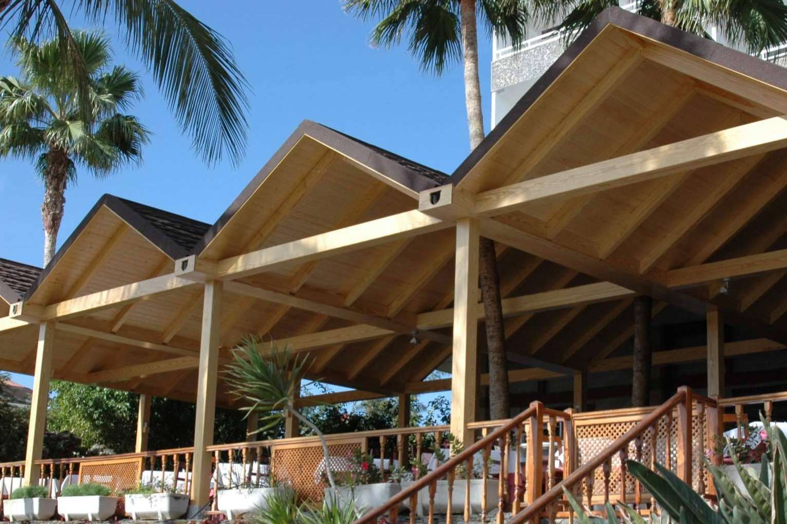 Paneles sándwich Caliplac para terrazas y porches de verano con encanto