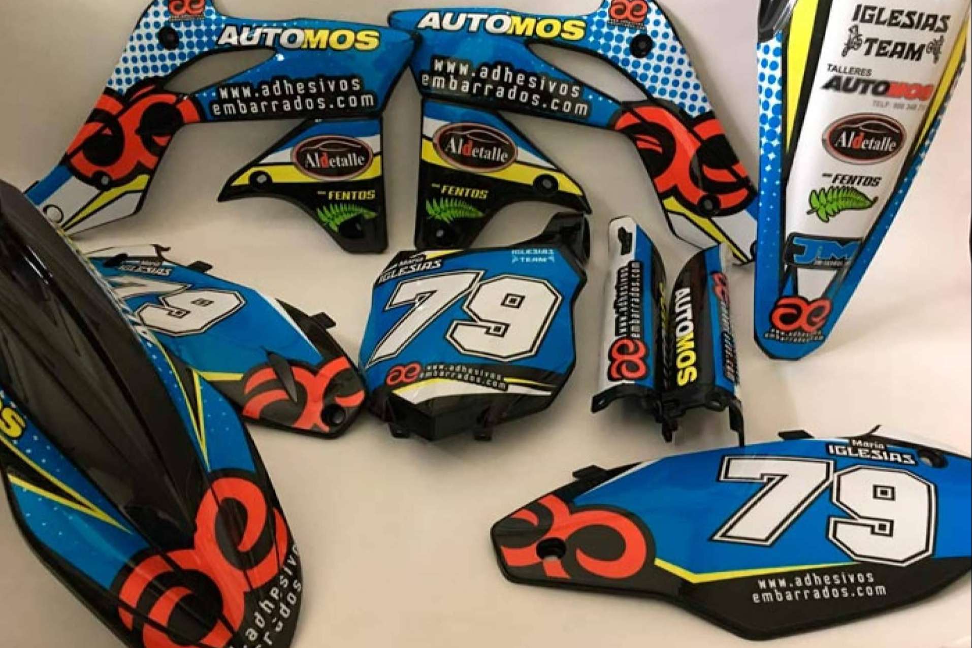 Renovar una moto offroad es más fácil con los plásticos y adhesivos personalizados de ADHESIVOSEMBARRADOS