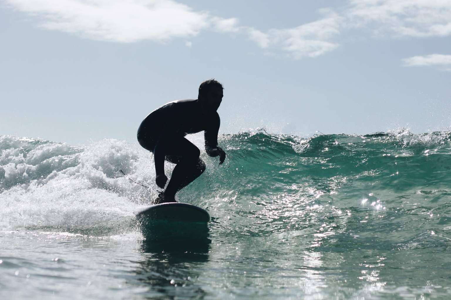 Surf principiante, recomendaciones esenciales para empezar a surfear este verano