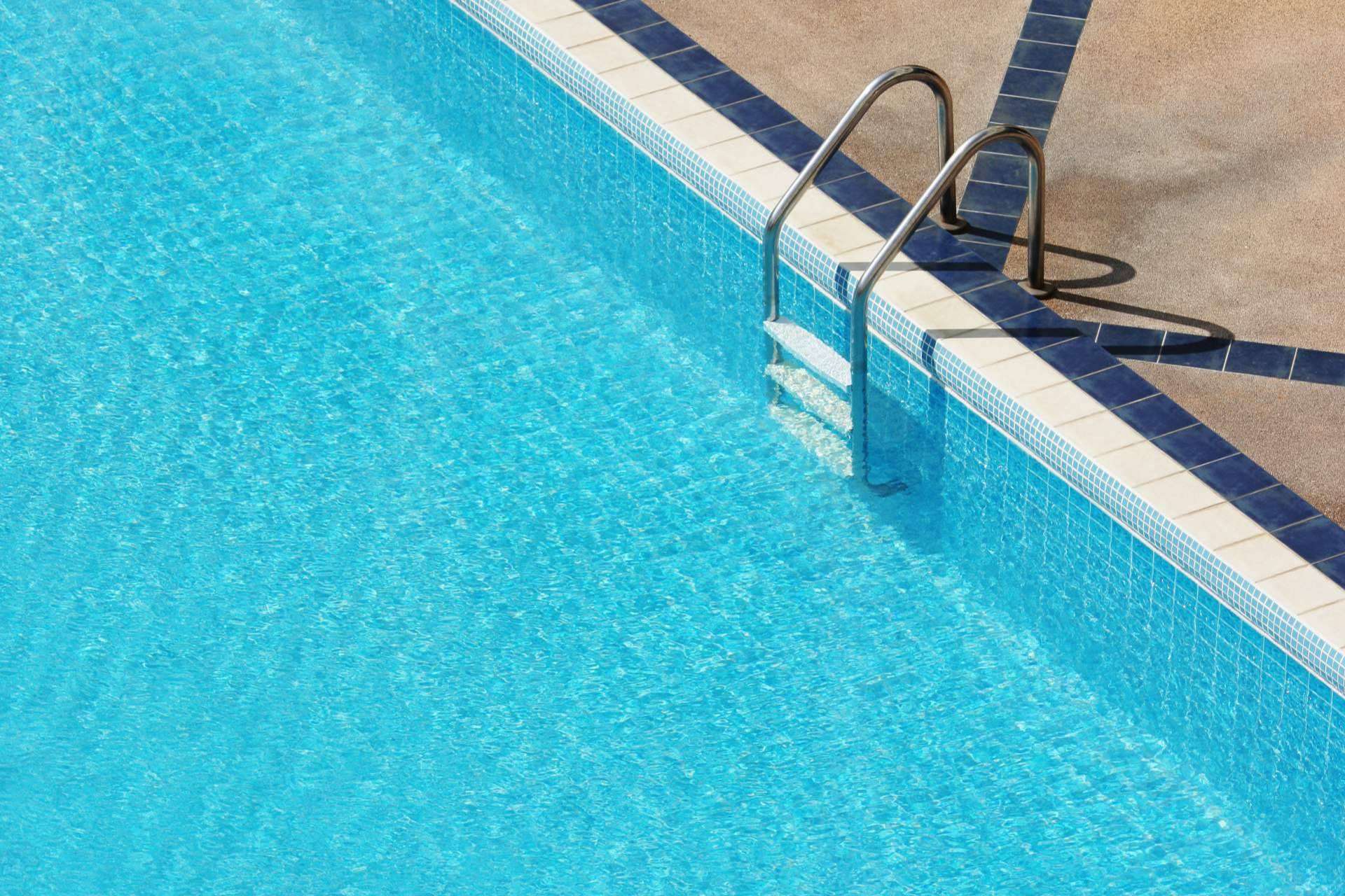Soluciones técnicas de Ferrocano Suministros para cuidar el estado de la piscina durante el verano
