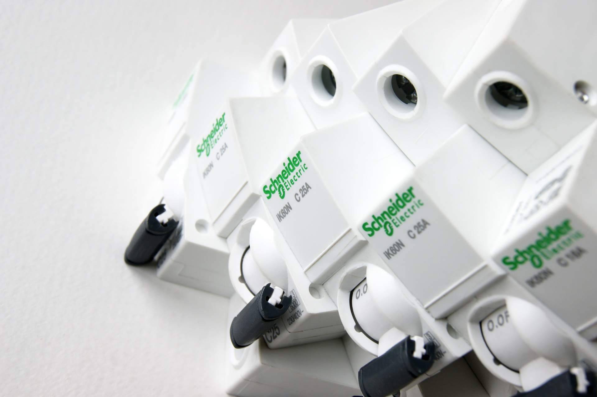 Soluciones Schneider Electric en stock, la propuesta online de Cadenza Electric para profesionales del sector