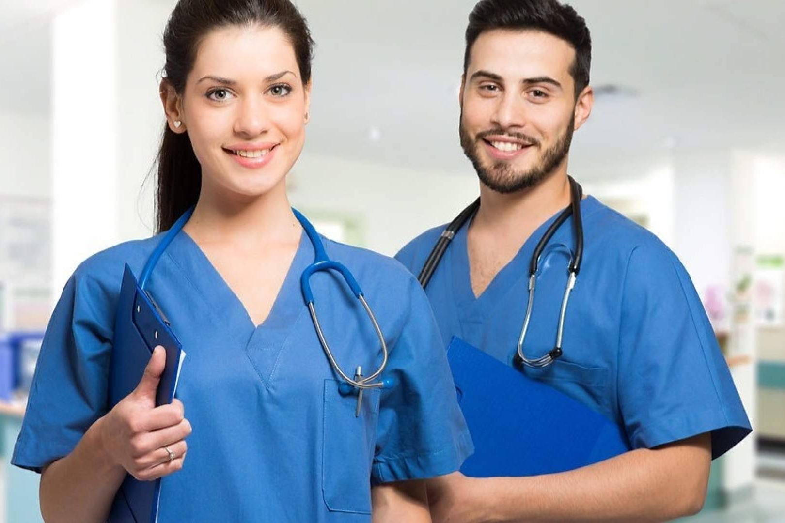 Oportunidades profesionales del Técnico en Cuidados Auxiliares de Enfermería en sanidad pública y privada