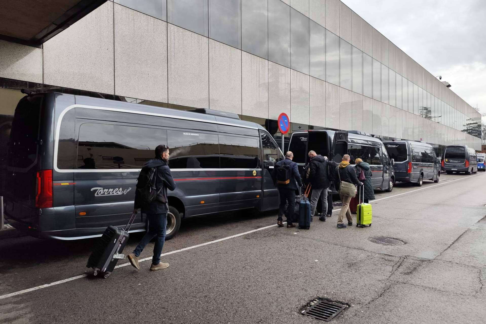 Torres Bus garantiza traslados al aeropuerto de Madrid con vehículos climatizados y atención 24/7