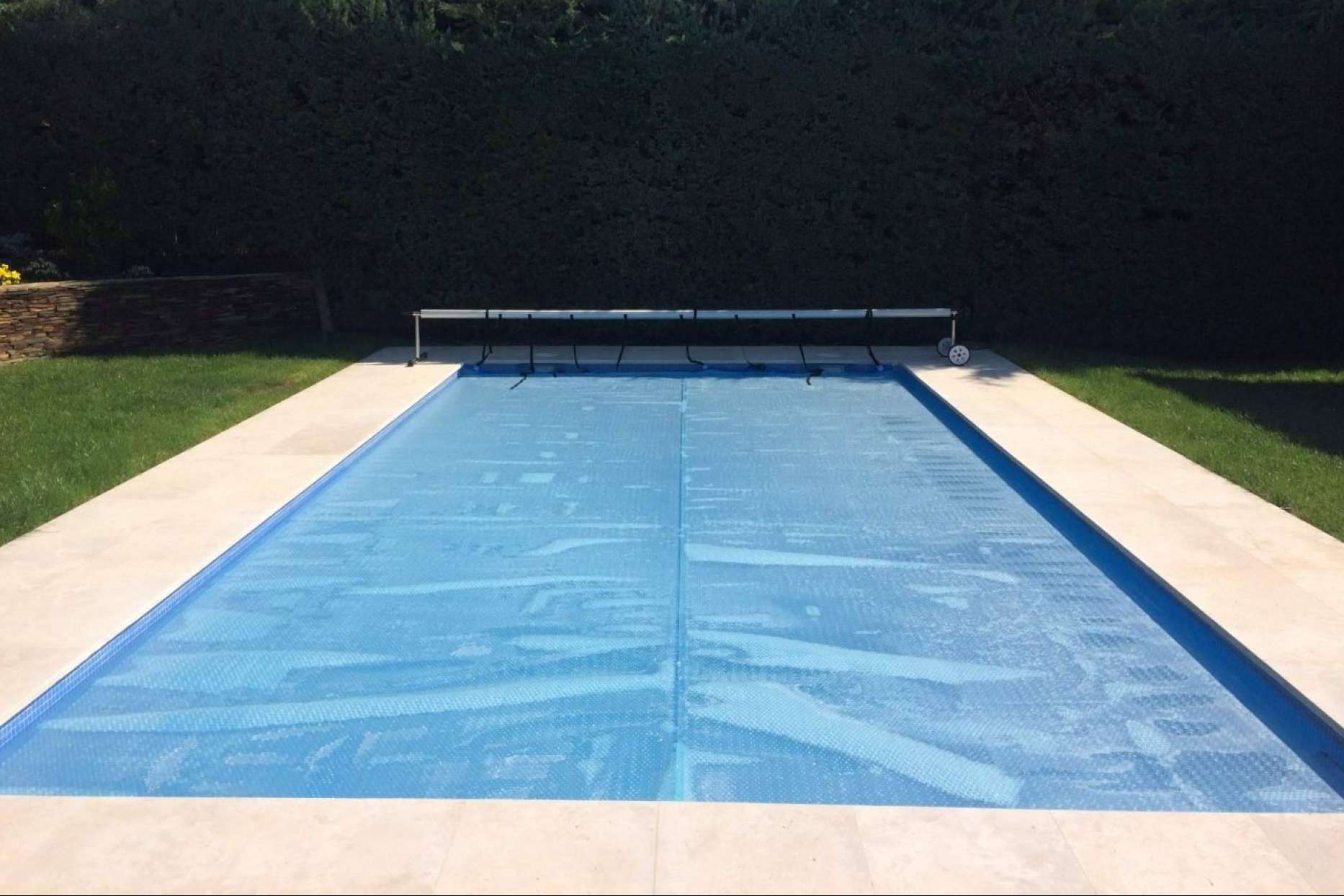 Swimhome impulsa el confort y la sostenibilidad con sus cubiertas de verano y mantas térmicas para piscinas
