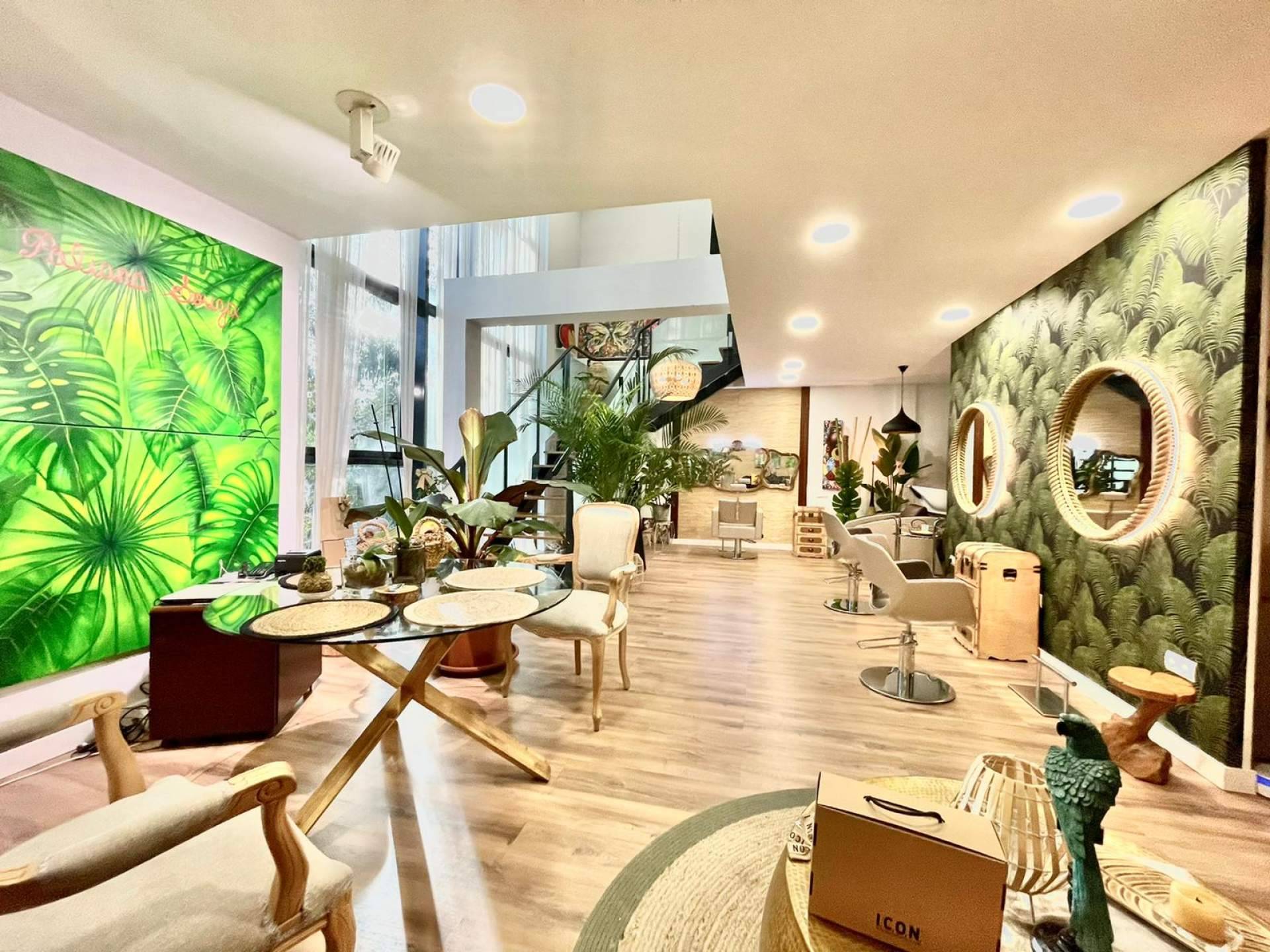 El salón de peluquería Poliana Souza inaugura un nuevo espacio en Conde de Orgaz (Madrid)