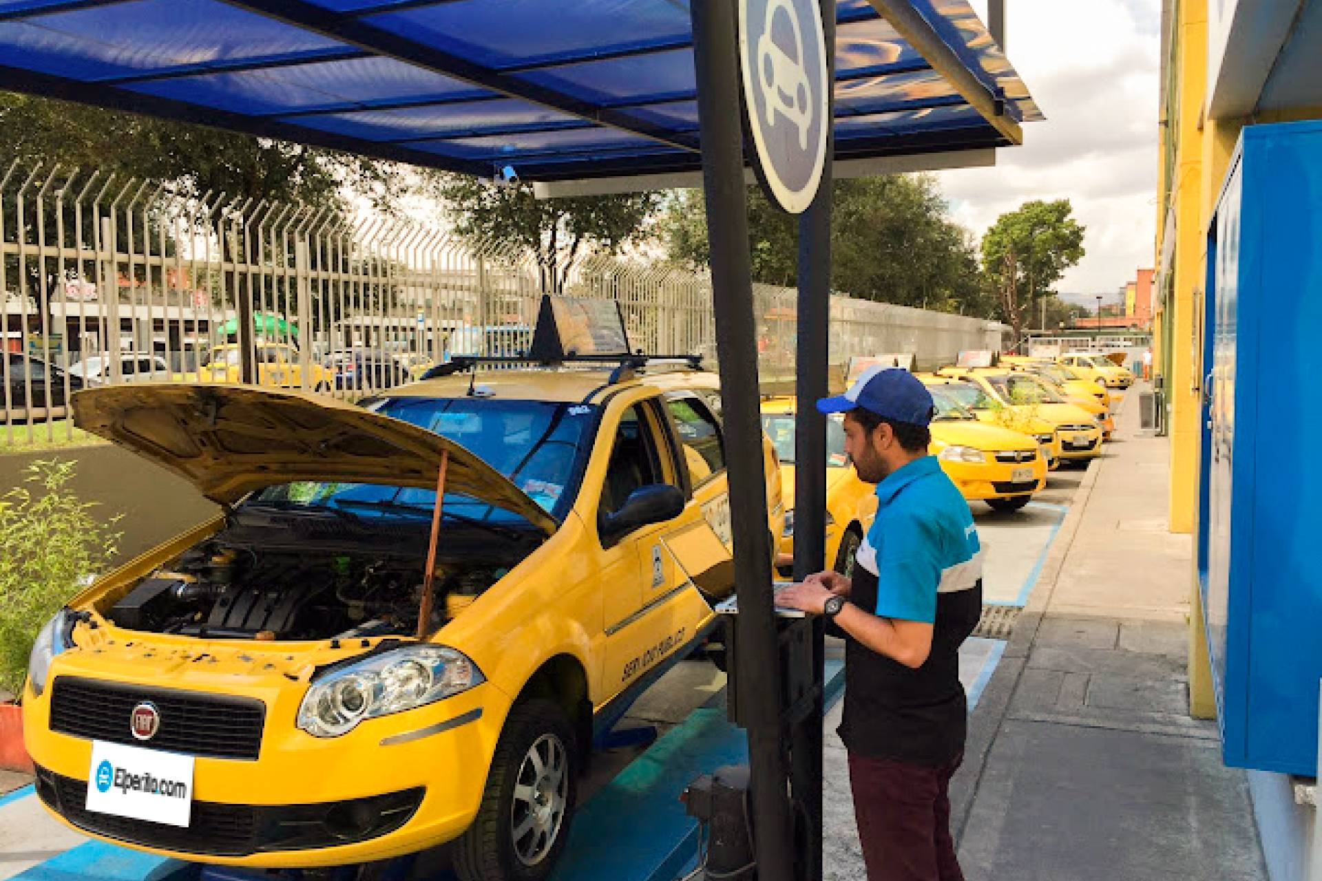 Elperito.com ofrece peritajes automotrices presenciales en Bogotá, Medellín, Cali y más con inspección de 240 puntos