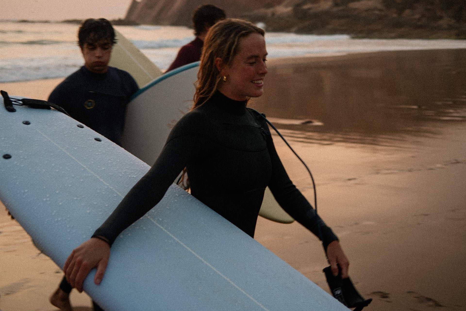 Cómo aprender a surfear este verano; consejos clave y elección de la tabla ideal para principiantes