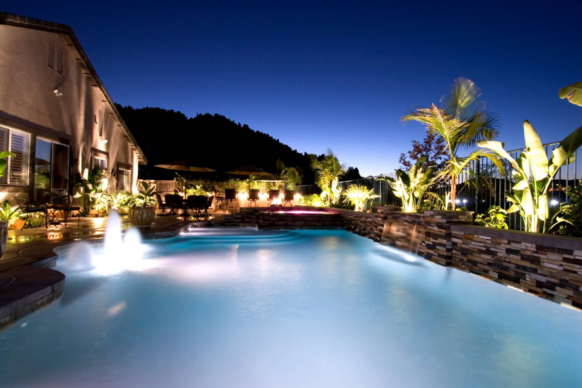 Iluminación LED y paneles eléctricos, la nueva propuesta de Swimhome para piscinas modernas