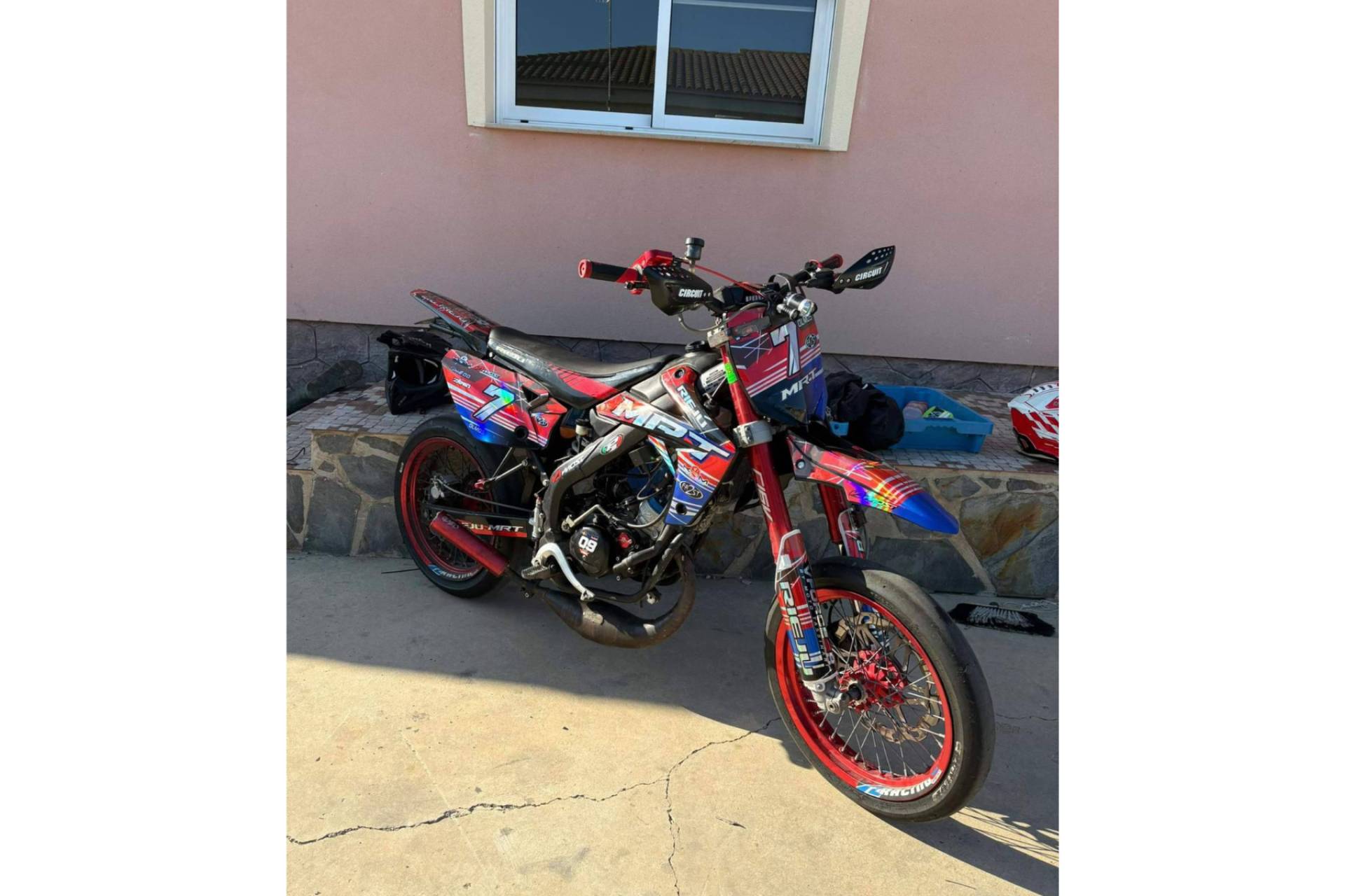 ADHESIVOSEMBARRADOS y su éxito en adhesivos personalizados de moto