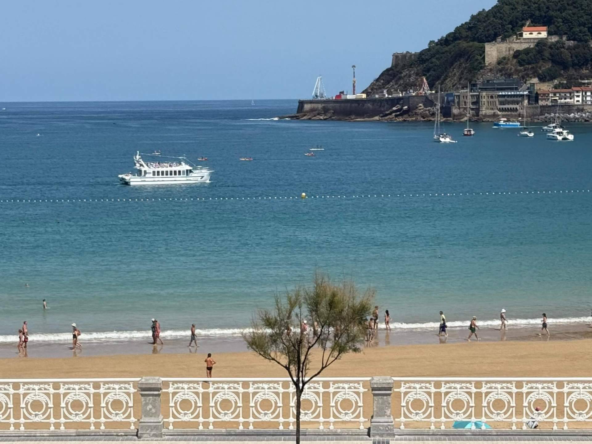 Catamarán Finanzauto Ciudad San Sebastián, pionero en navegación 0 emisiones en la Bahía de la Concha