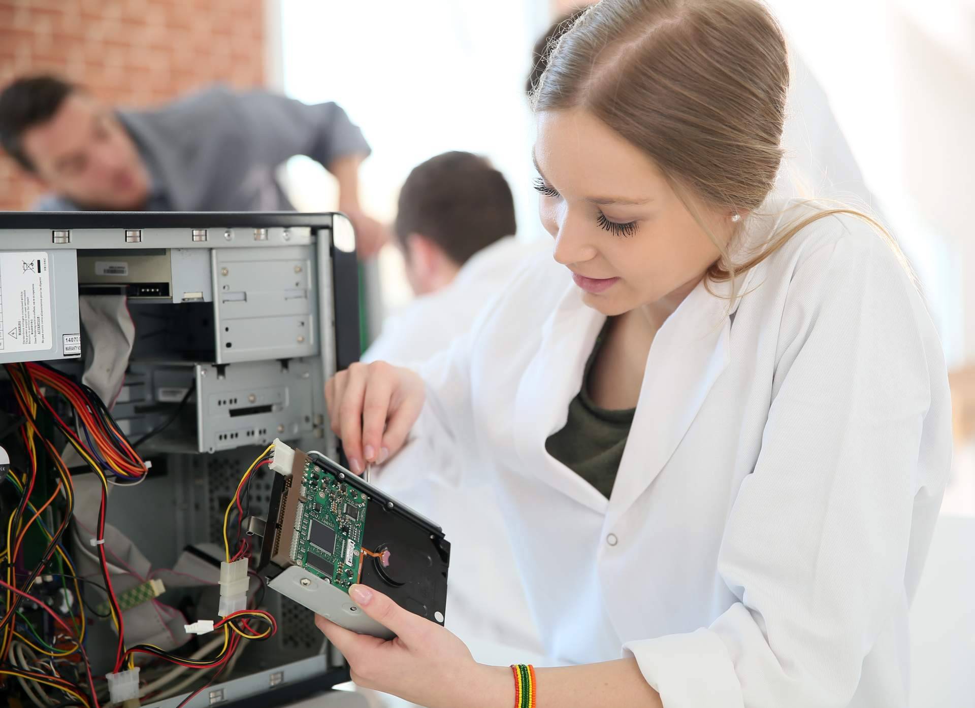 UNISEB presenta 4 nuevos programas en el área de ingeniería informática