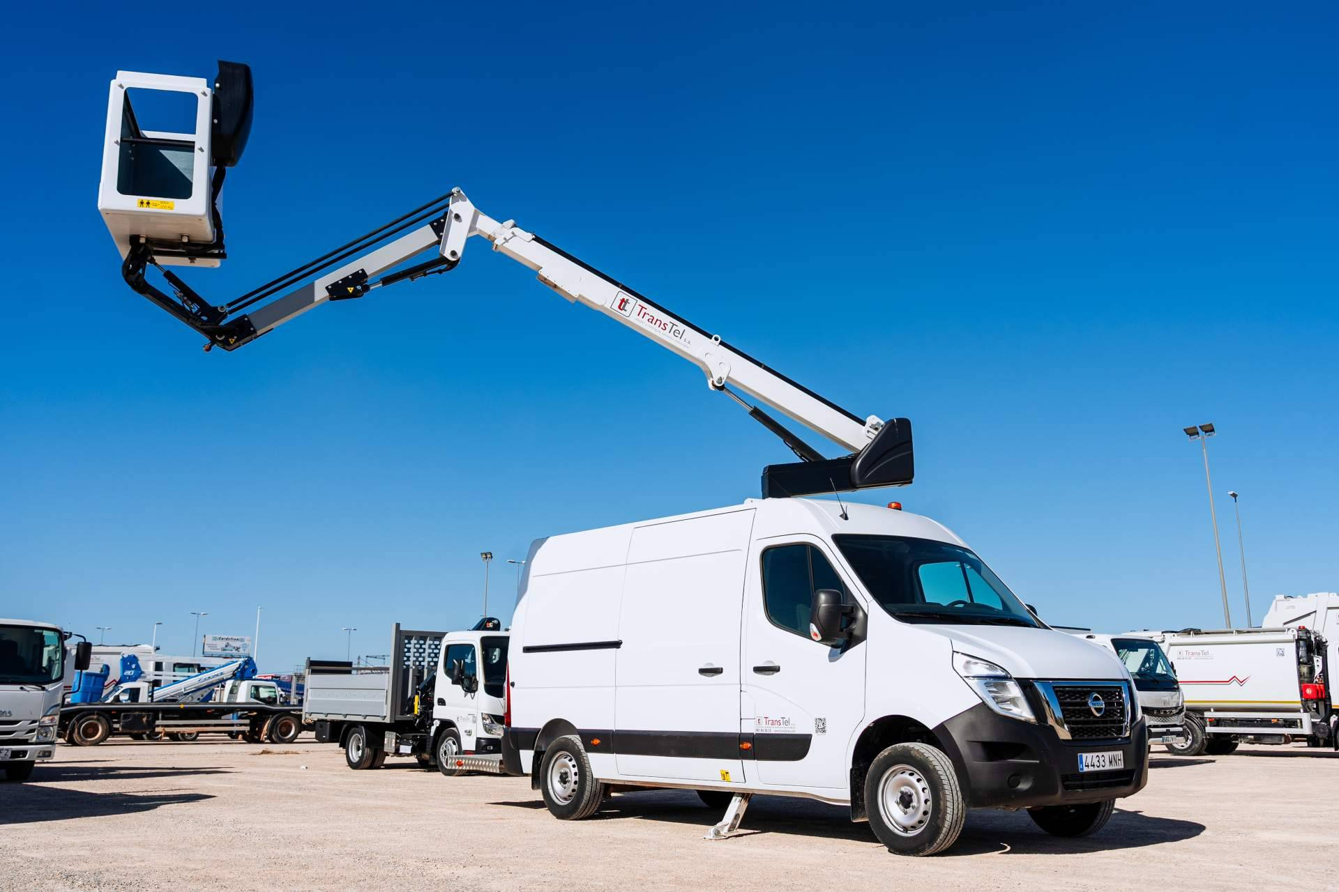 Alquiler de plataformas aéreas para la instalación de luces de Navidad en zonas urbanas