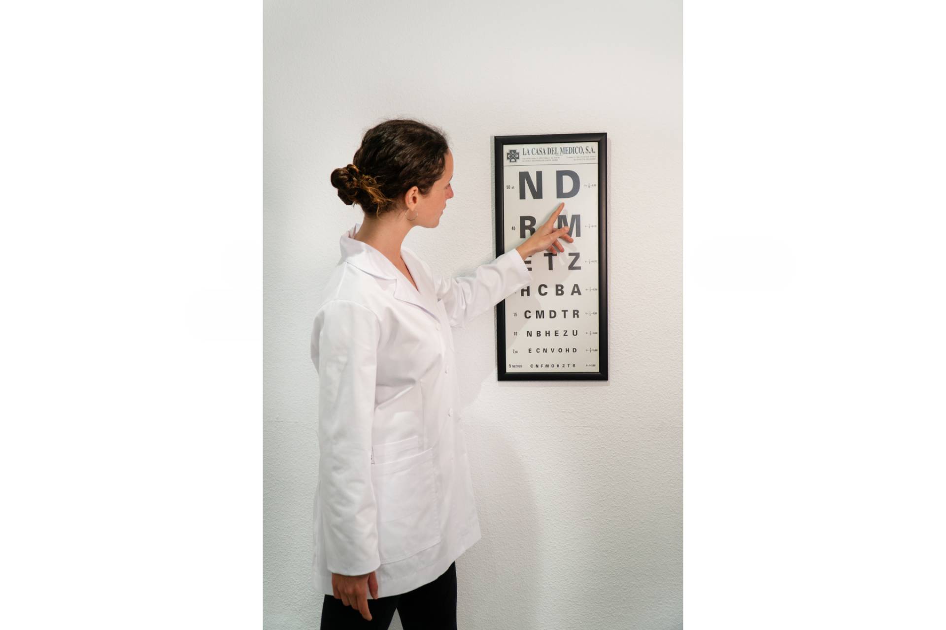 Fabiola Amor cuida de los que cuidan con cada bata de laboratorio para mujer hecha en su propio taller